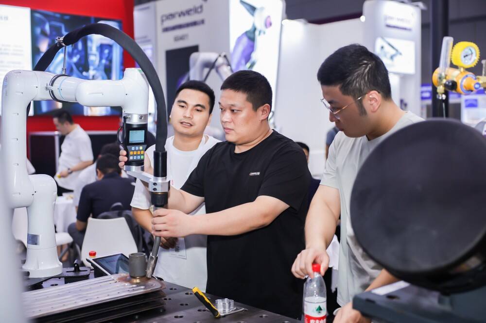 Embracing AI to Redefine New Frontiers in Welding: ROKAE Robotics Leads the Era of Intelligent Manufacturing Through Dual Exhibition Highlights